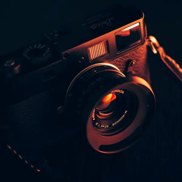 Appareil photo avec des reflets de lumière orange