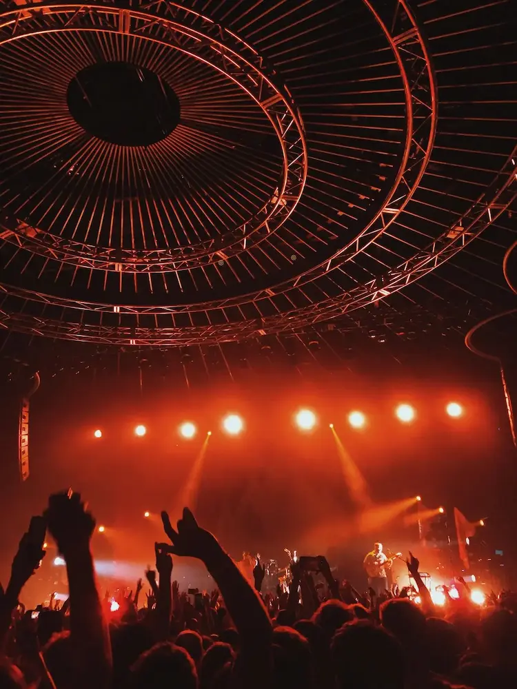 Salle de concert avec lumière au ton rouge