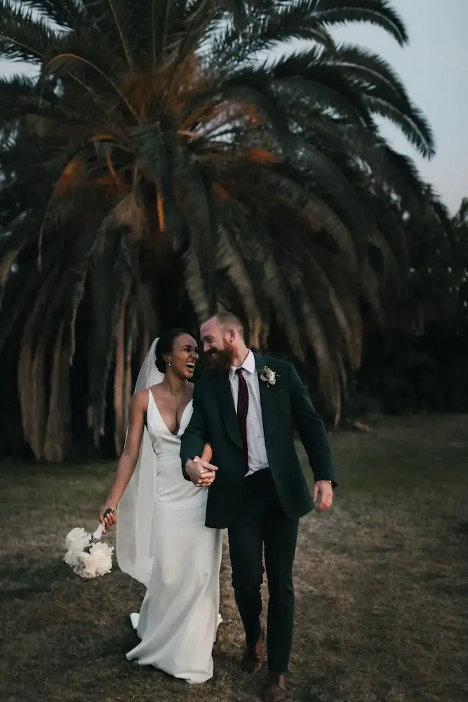 Un couple marié se tenant la main et souriant