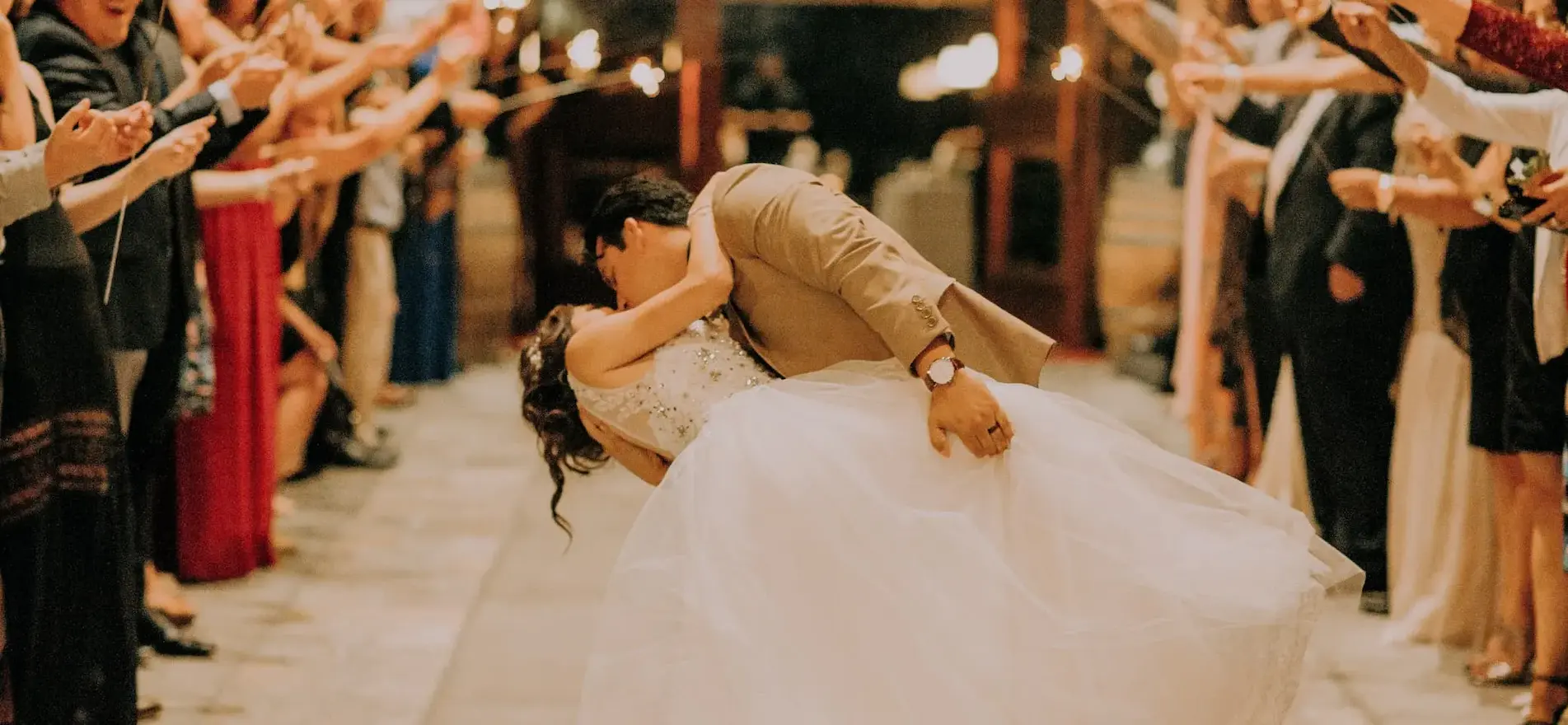 Un couple s'embrassant à leur mariage