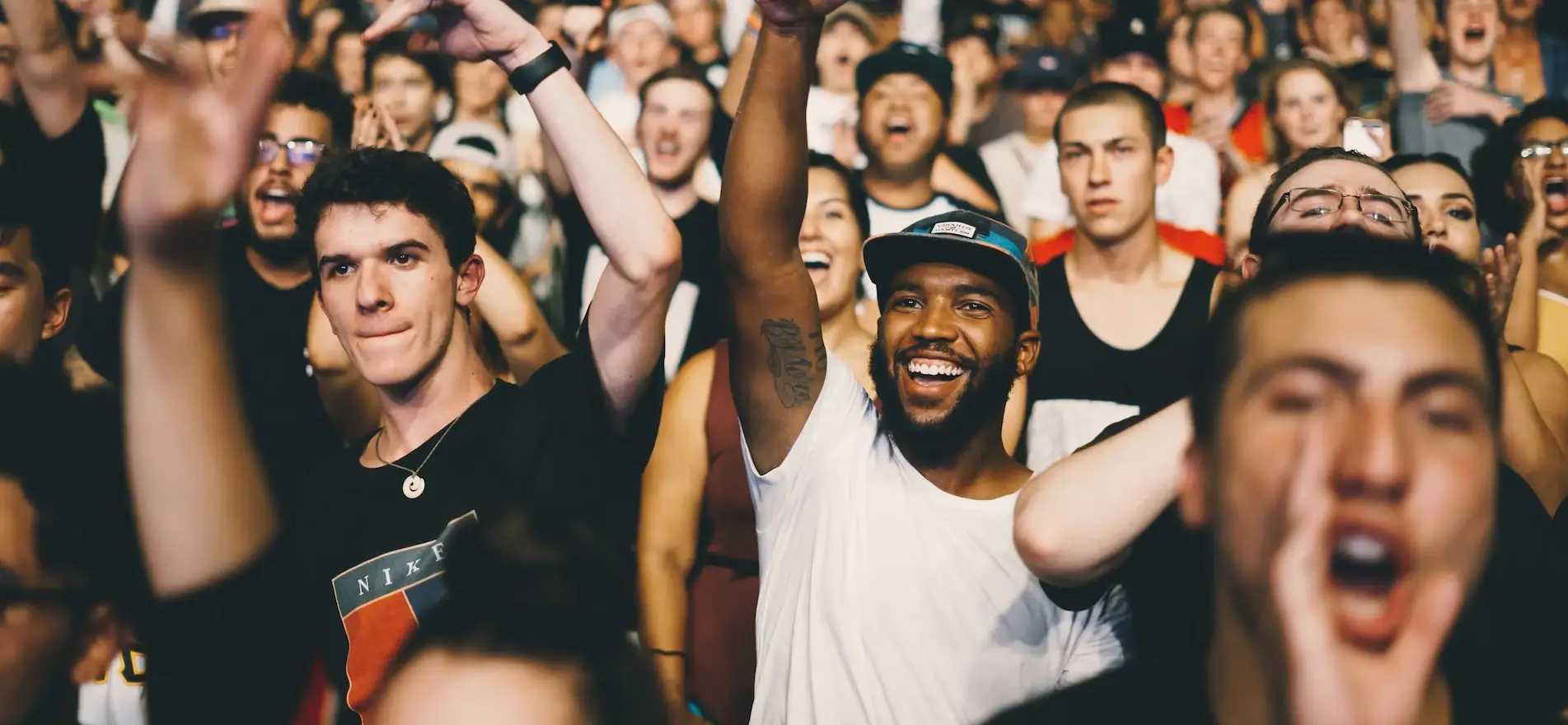 Deux hommes dans une foule faisant la fête